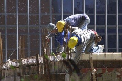 Redução de jornada a 40h elevaria custo na economia em até R$ 267,2 bi por ano, diz CNI