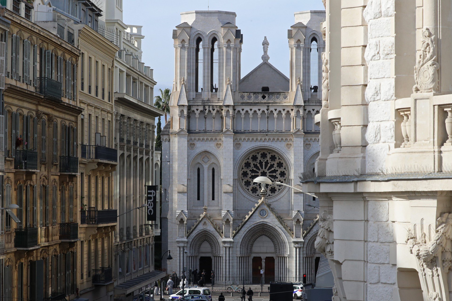 Policiais isolaram o local após o ataque com faca nos arredores da Basílica Notre-Dame, na cidade francesa de Nice
 - VALERY HACHE / AFP