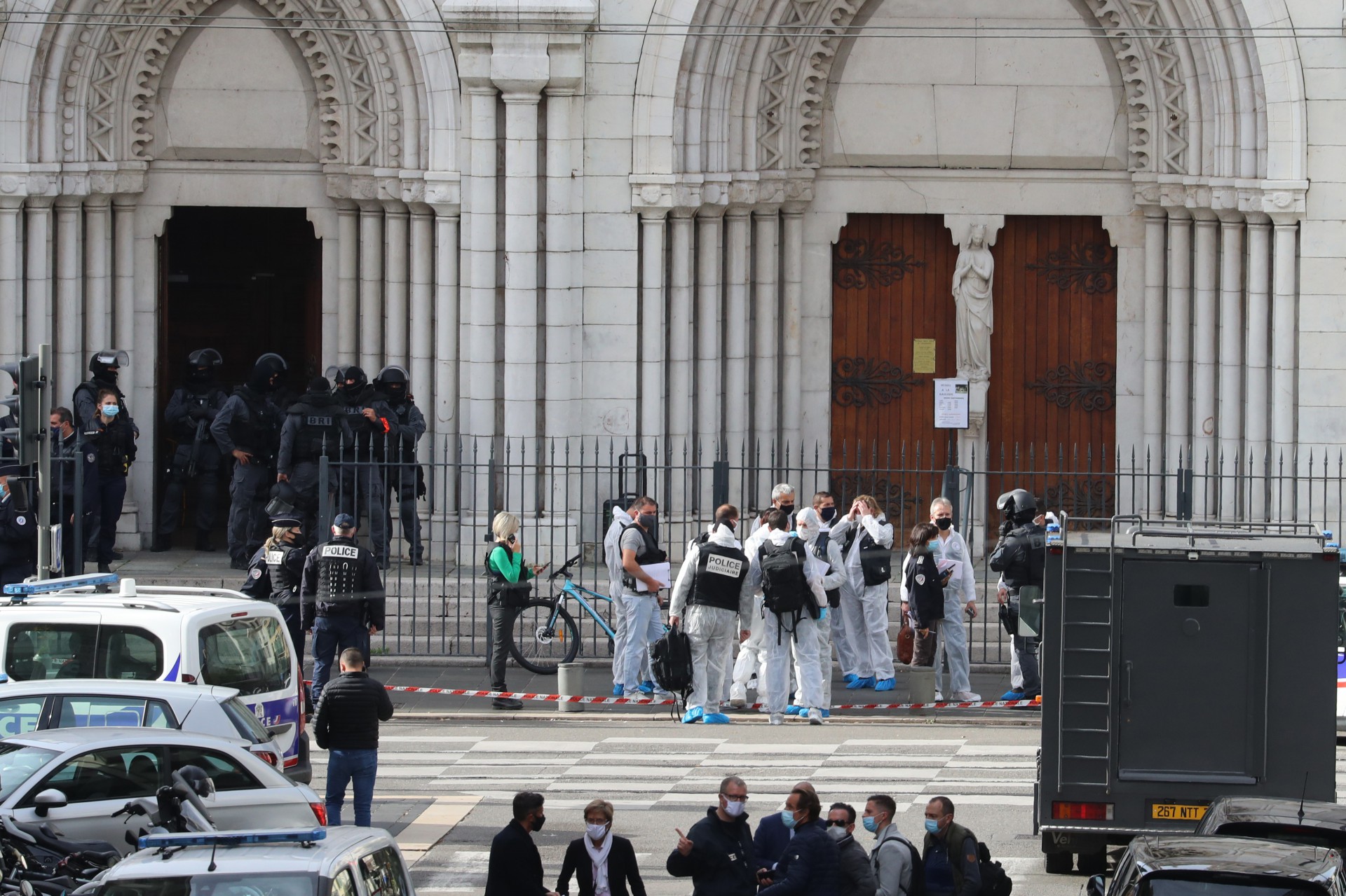 Policiais isolaram o local após o ataque com faca nos arredores da Basílica Notre-Dame, na cidade francesa de Nice - VALERY HACHE / AFP