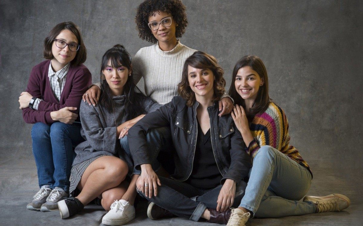 Ben&ecirc; (Daphne Bozaski), Tina (Ana Hikari), Ellen (Heslaine Vieira), Lica (Manoela Aliperti) e Keyla (Gabriela Medvedoviski)