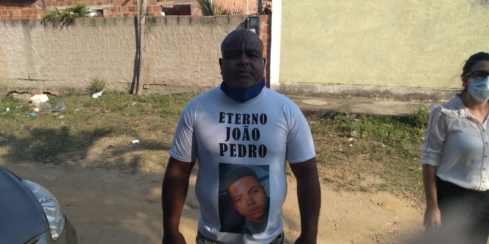 Neilton da Costa Pinto veste camiseta com o rosto do filho estampando nela e a frase 'Eterno João Pedro'