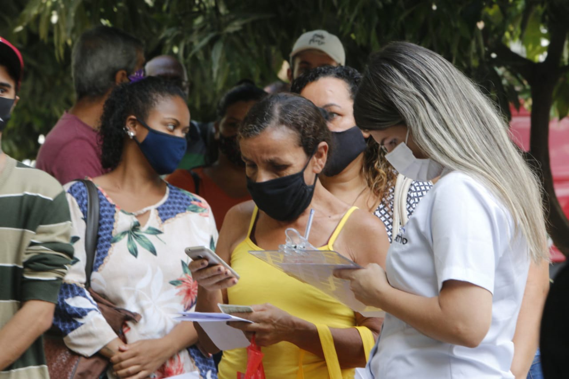 Pacientes fazem fila para buscar informações no Hospital Federal de Bonsucesso - REGINALDO PIMENTA/AGÊNCIA O DIA