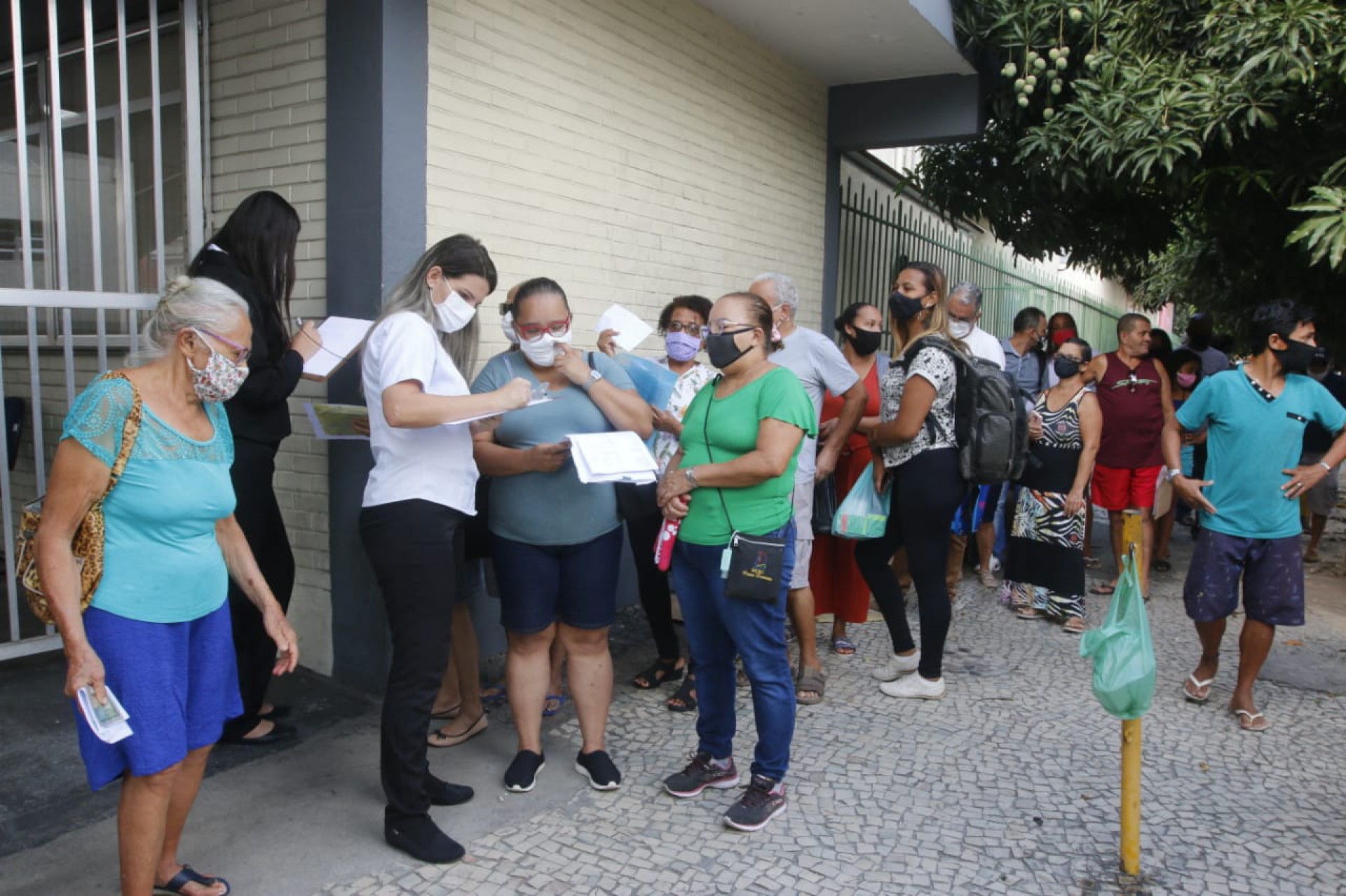 Pacientes fazem fila para buscar informações no Hospital Federal de Bonsucesso - REGINALDO PIMENTA/AGÊNCIA O DIA