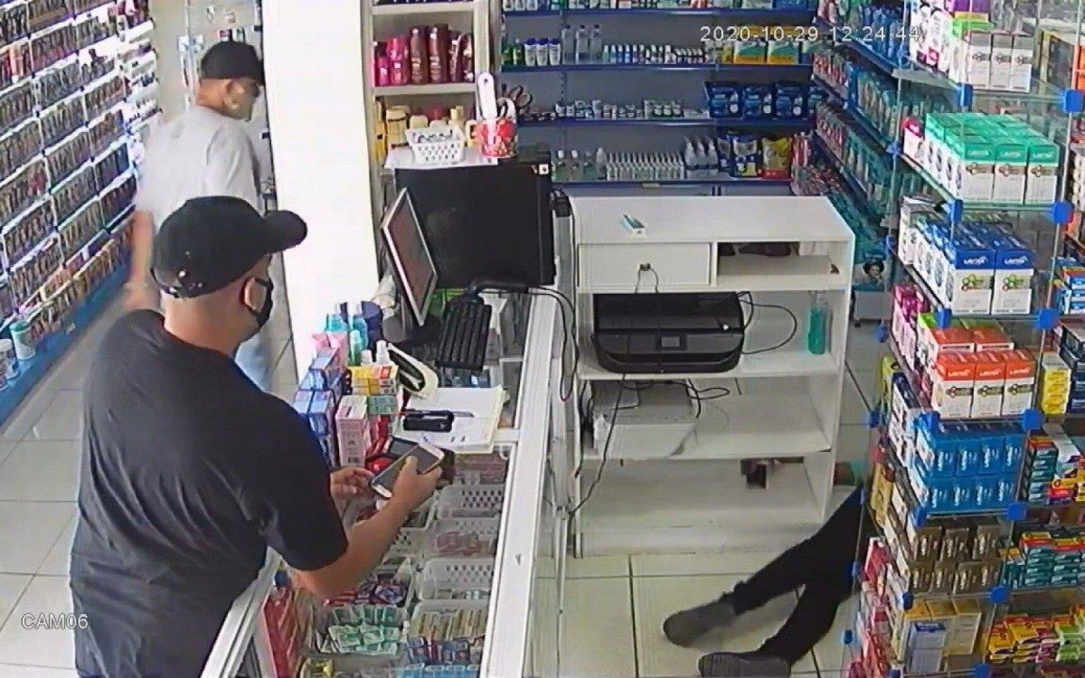 Atendente do caixa desmaia durante assalto - Reprodução