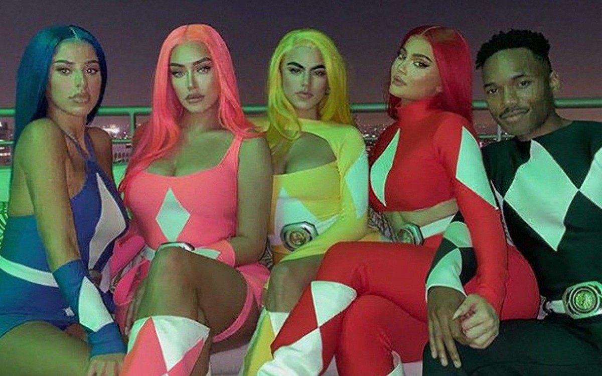 Kylie Jenner, de vermelho, e amigos se fantasiam de Power Ranger para o Halloween - Reprodução Internet