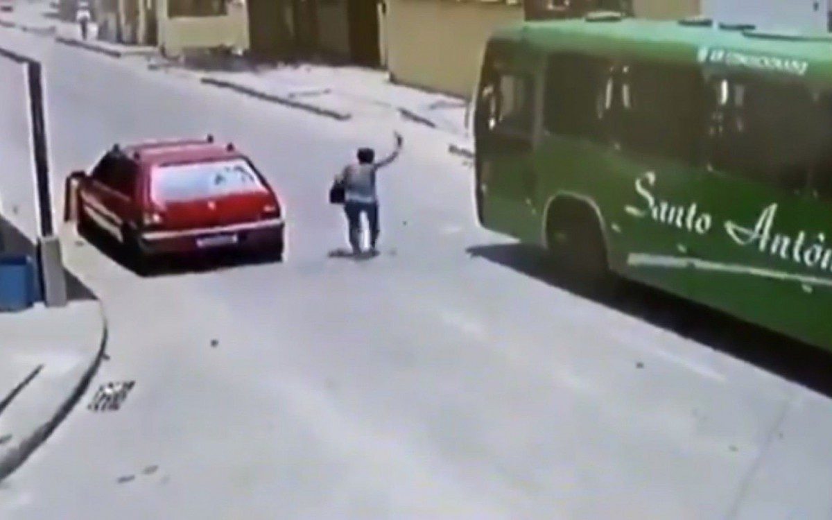 Imagem de câmera de segurança que flagrou o exato momento em que idosa é atropelada por ônibus em Belford Roxo - Reprodução/Twitter