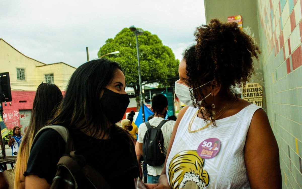 Candidata à Prefeitura do Rio pelo PSOL, Renata Souza, em Irajá - Divulgação