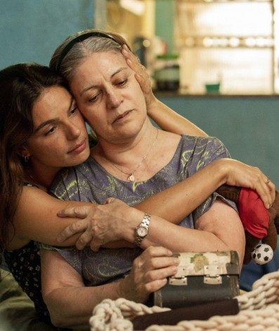 Betina (Isis Valverde) e Nicete (Magali Biff) em 'Amor de Mãe' - Globo/Victor Pollak