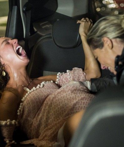 Jeiza (Paolla Oliveira) faz o parto de Ritinha (Isis Valverde) dentro de táxi durante um tiroteio em 'A Força do Querer' - Divulgação Globo