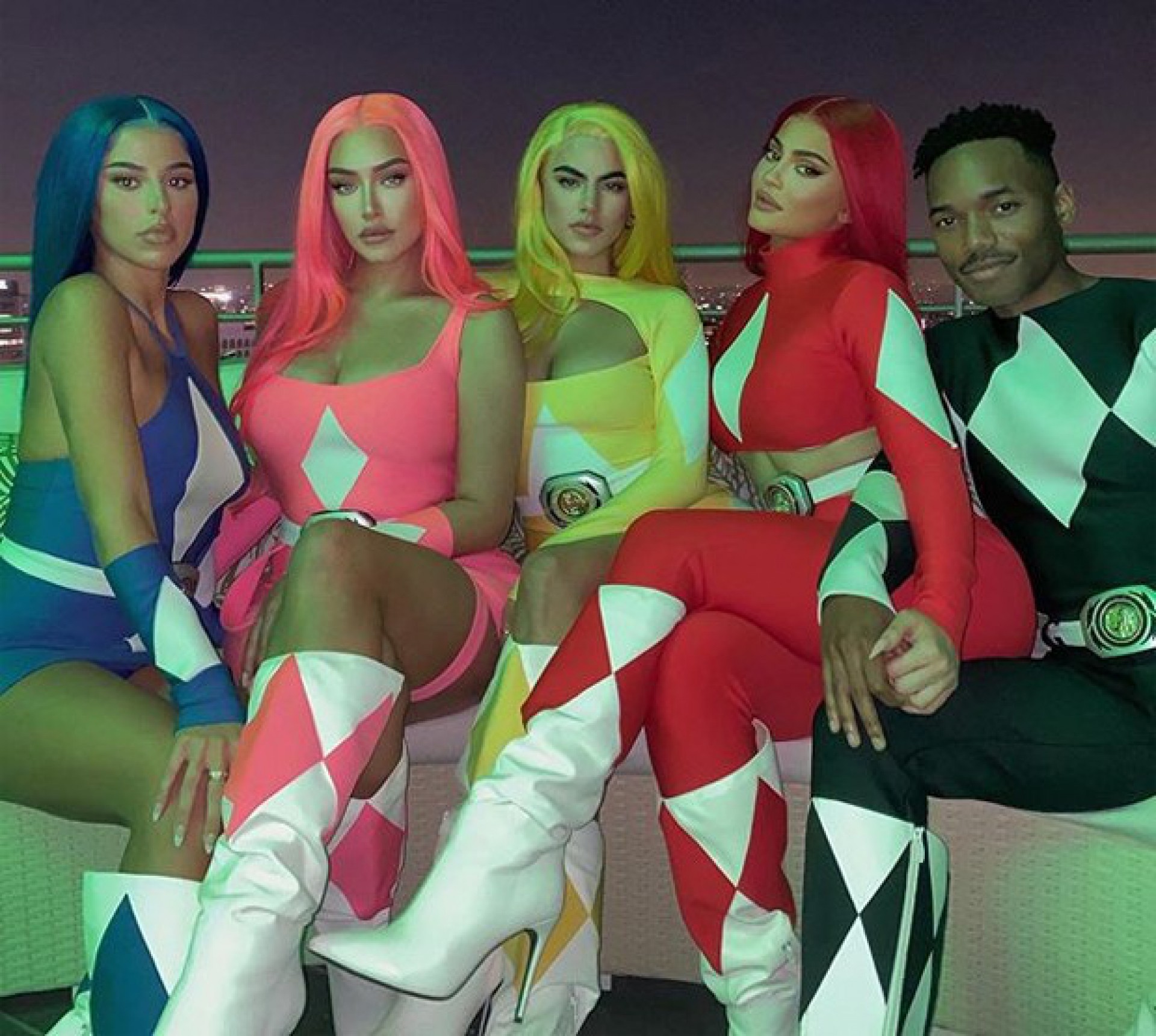 Kylie Jenner, de vermelho, e amigos se fantasiam de Power Ranger para o Halloween - Reprodução Internet