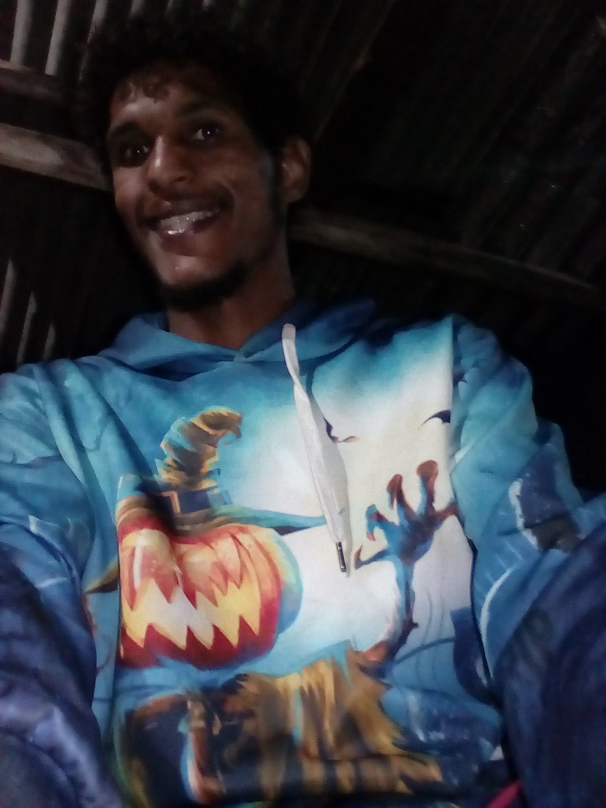 'Ele me machucou por fora e me magoou por dentro', conta o jovem catador agredido por um segurança na Caixa em Cabo Frio - Foto das mídias sociais 