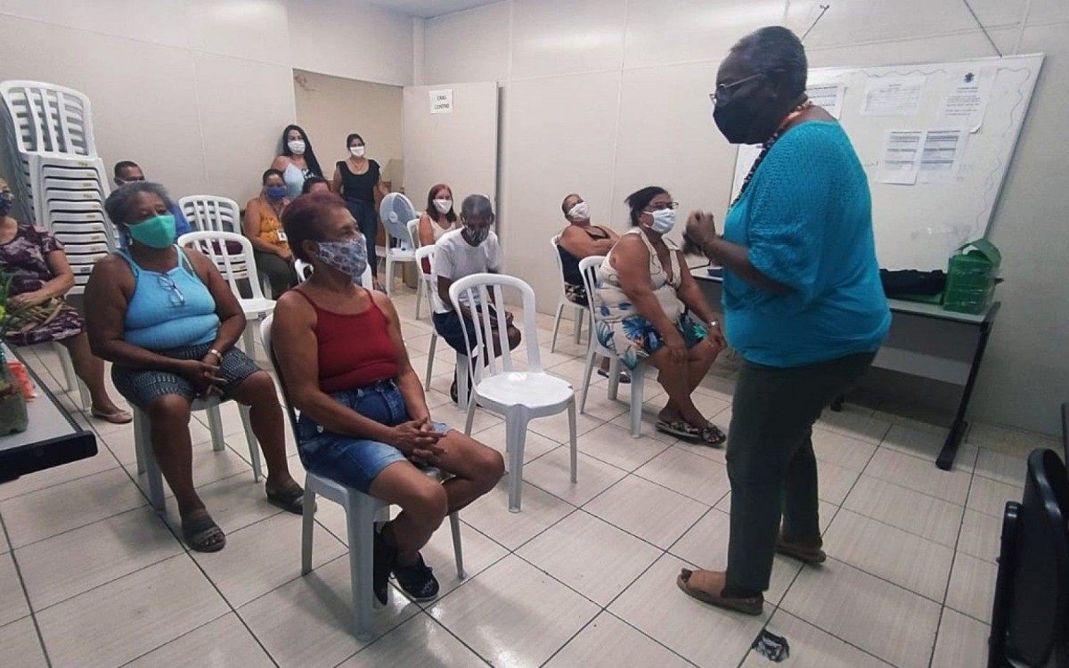 Psicóloga Cláudia Bonfim e idosos do Centro de Referência de Assistência Social (CRAS) do Centro de São João de Meriti - Divulgação/PMSJM