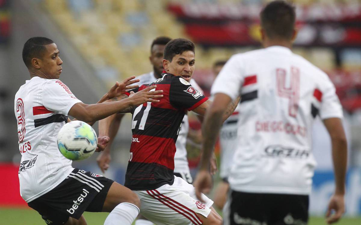 Pedro em disputa de bola contra o São Paulo: atacante abriu o placar, mas perdeu um pênalti - Luciano Belford