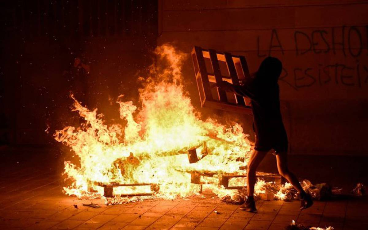Protestos em Barcelona durante a madrugada do dia 31 - Reprodução/AFP