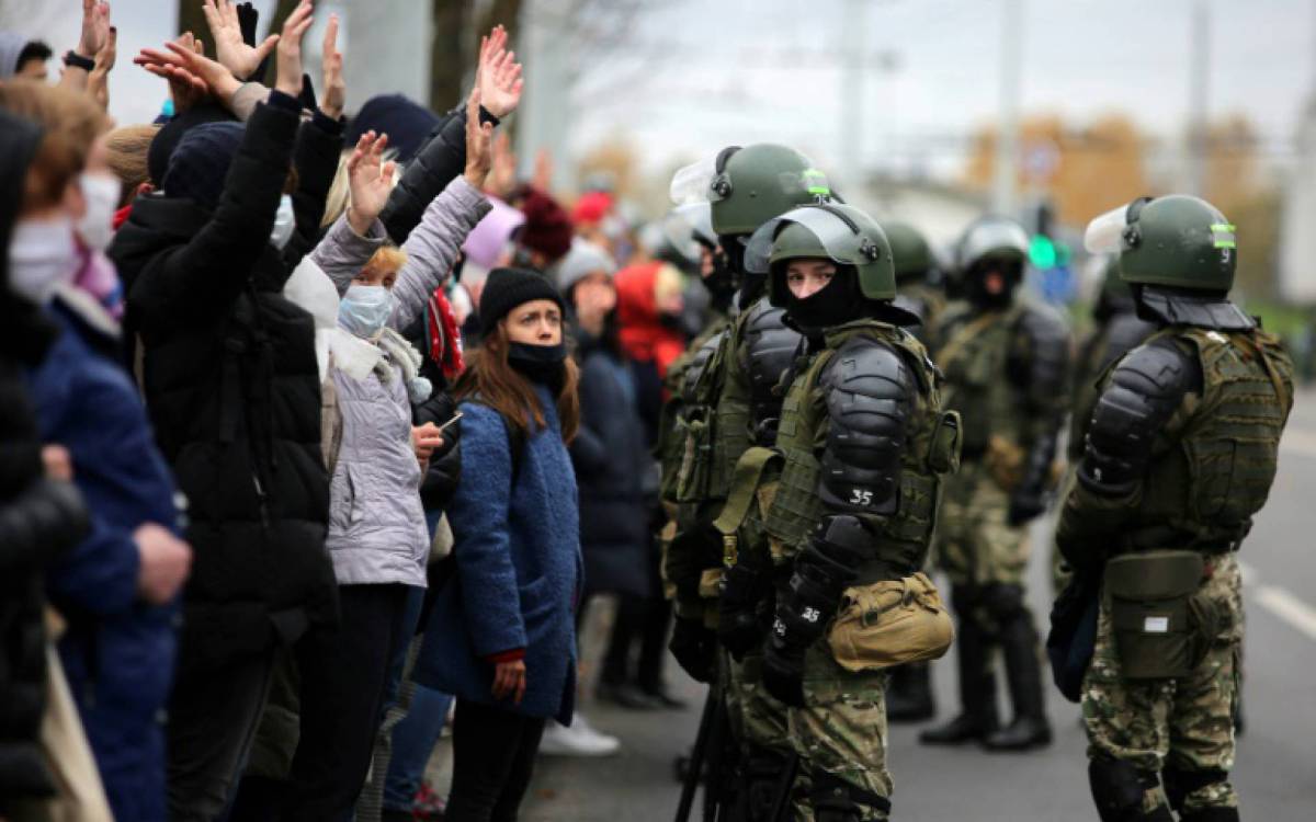 Policiais bloqueiam manifestantes durante uma marcha de opositores ao presidente bielorrusso Aleksandr Lukashenko no centro de Minsk - AFP