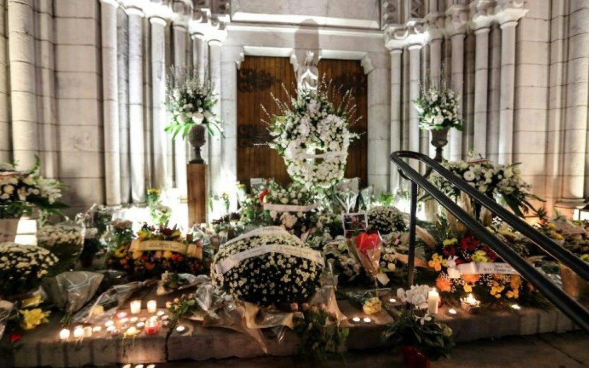 Flores e velas colocadas na escadaria da Igreja Notre-Dame de Nice, em 30 de outubro de 2020

 - AFP