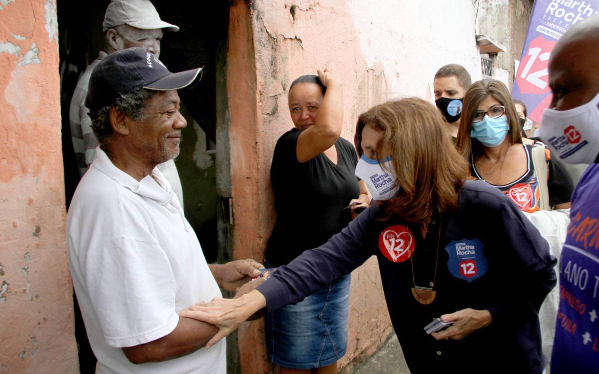 Candidata à Prefeitura do Rio pelo PDT, Martha Rocha, em campanha na Cidade de Deus - Divulgação
