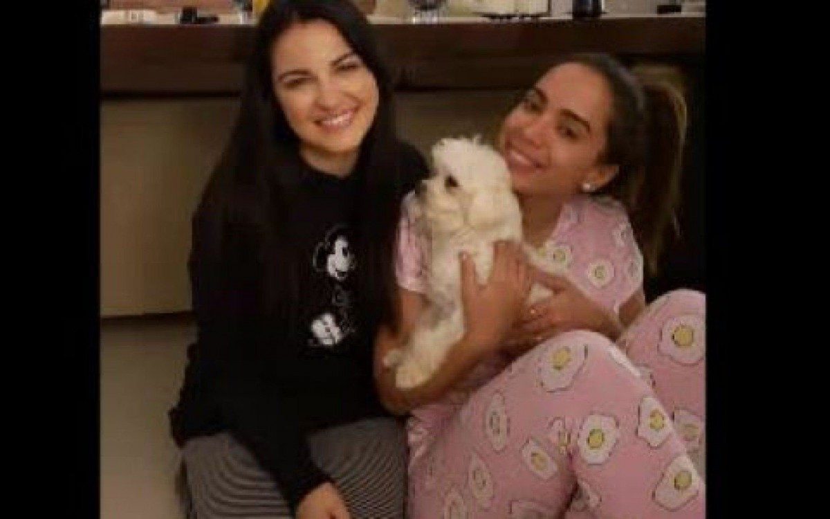Maite Perroni e Anitta em festa do pijama