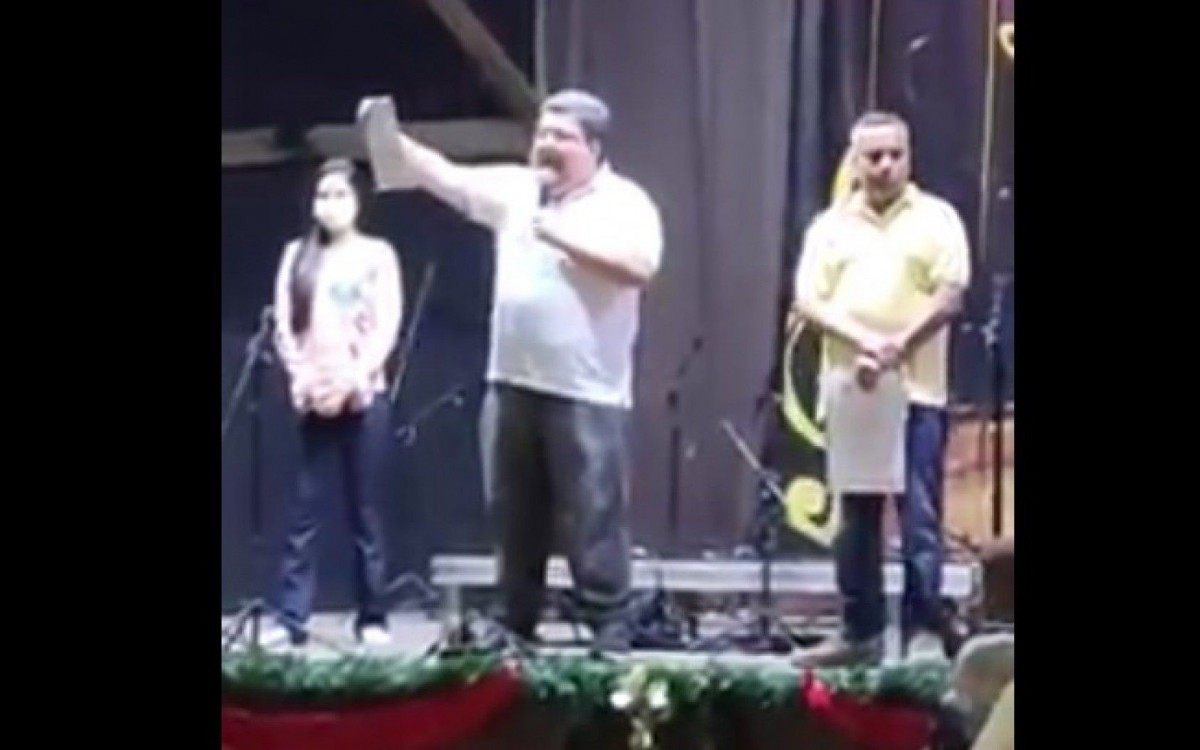 Rubem mostra documento durante fala em Santa Cândida: prefeito disse que vai publicar provas de que não há investigação em curso - Reprodução internet