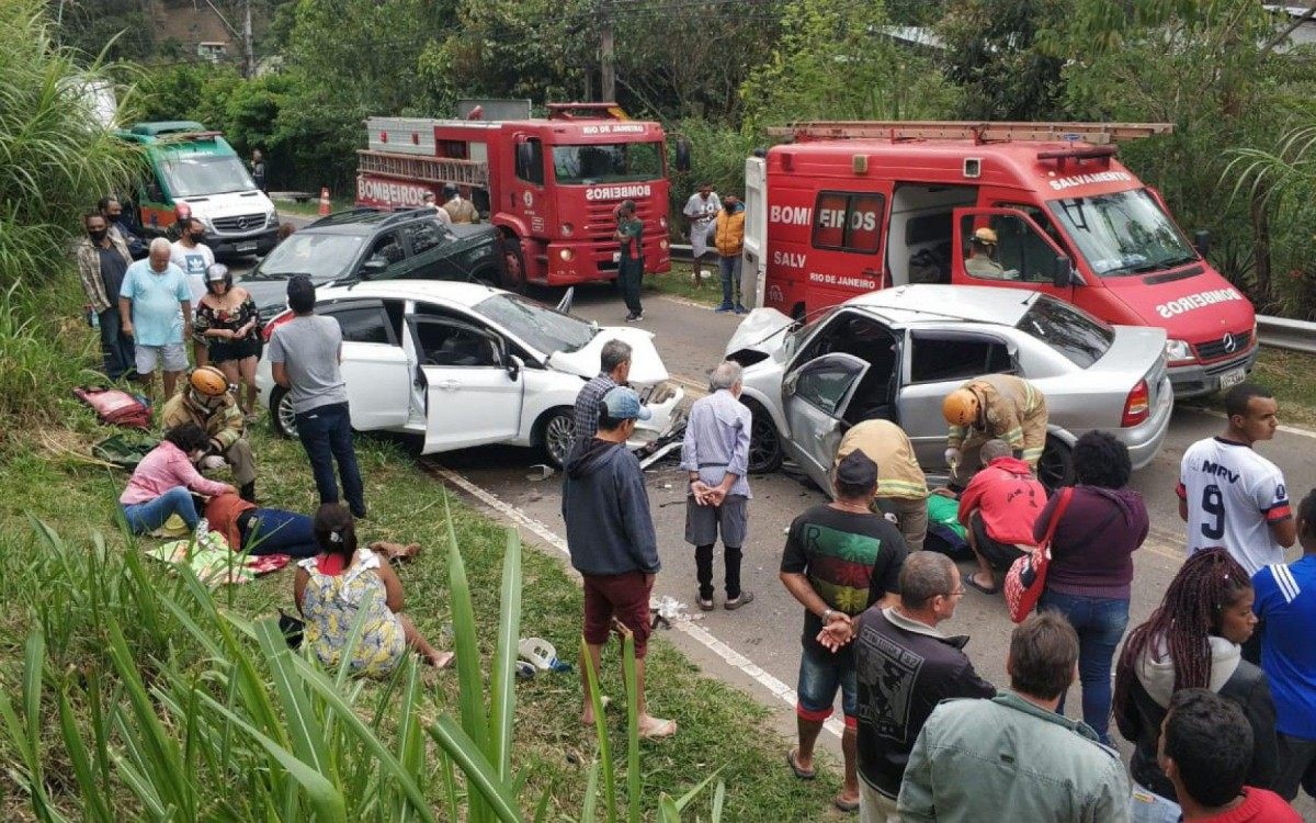 Corpo de Bombeiros foi chamado para socorrer as vítimas do acidente