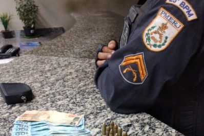 Mulher é presa por porte ilegal de armas 