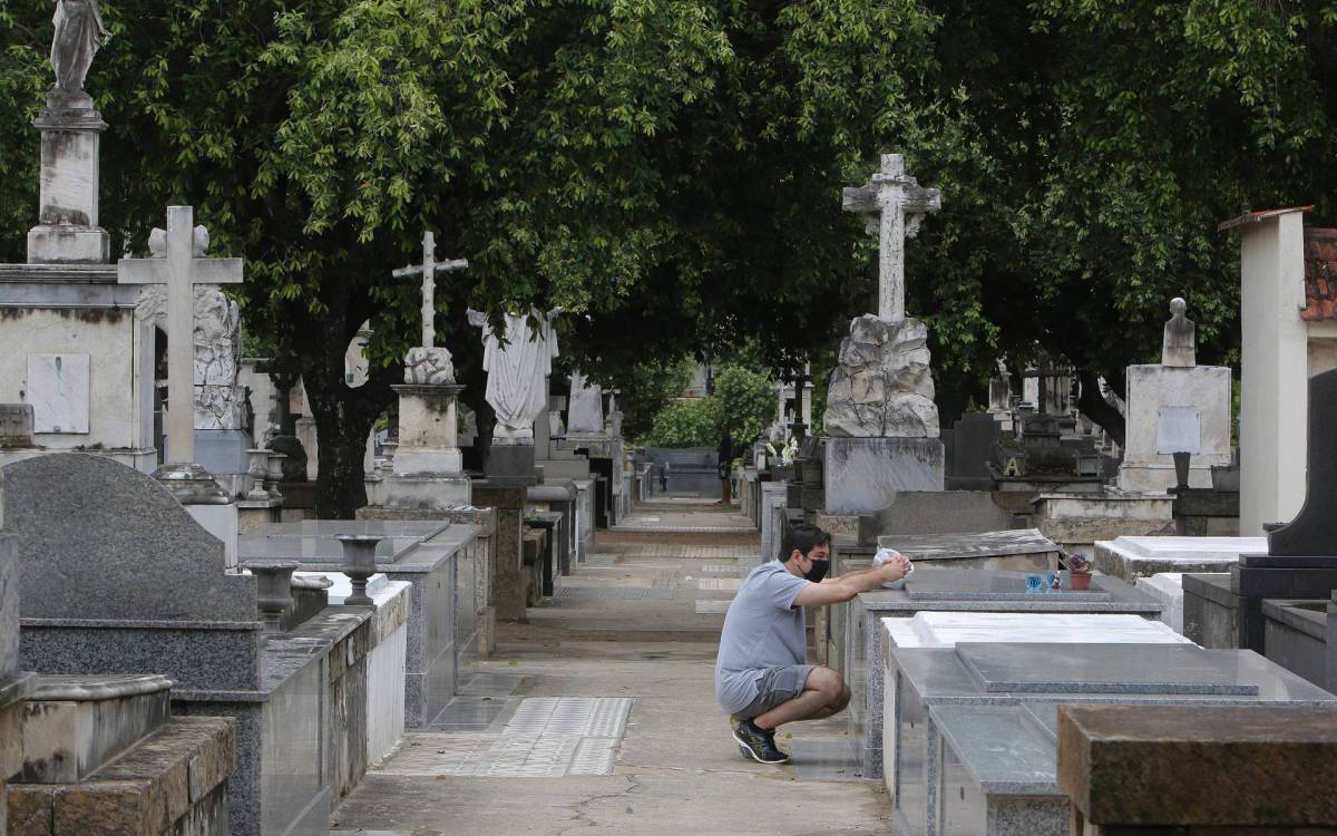 Rio de Janeiro - RJ  - 02/11/2020 - Geral - Dia de Finados no Rio  de Janeiro, fam&iacute;lias redobraram os cuidados para prestar as homenagens aos entes queridos no Dia de Finados, nesta segunda-feira - na foto, movimenta&ccedil;ao no cemiterio e crematorio da Penitencia, no Caju, zona portuaria do Rio  - Foto Reginaldo Pimenta / O Dia - Reginaldo Pimenta / Ag&ecirc;ncia O Dia