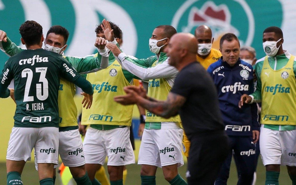 Atlético-MG goleia Flamengo por 3 x 0 no Maraca e encosta no Palmeiras