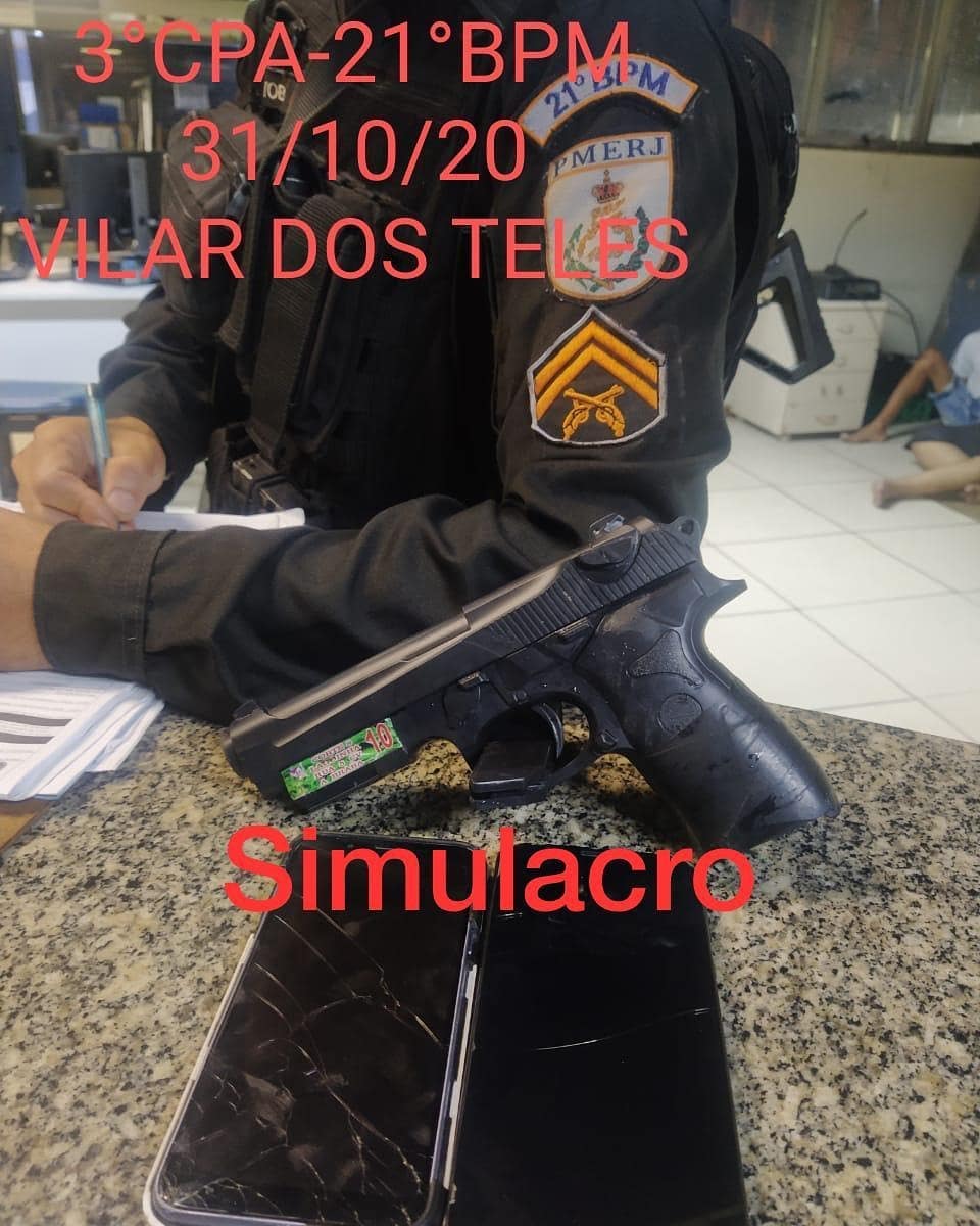 Com os criminosos, foram encontrados uma arma de brinquedo e dois telefones celulares. - Divulga&ccedil;&atilde;o/21&ordm; BPM