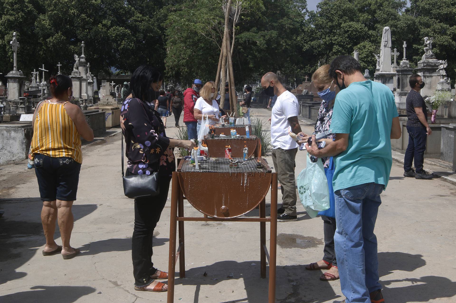 Fam&iacute;lias redobraram os cuidados para prestar as homenagens aos entes queridos no Dia de Finados, no Cemit&eacute;rio do Caju - Reginaldo Pimenta / Ag&ecirc;ncia O Dia