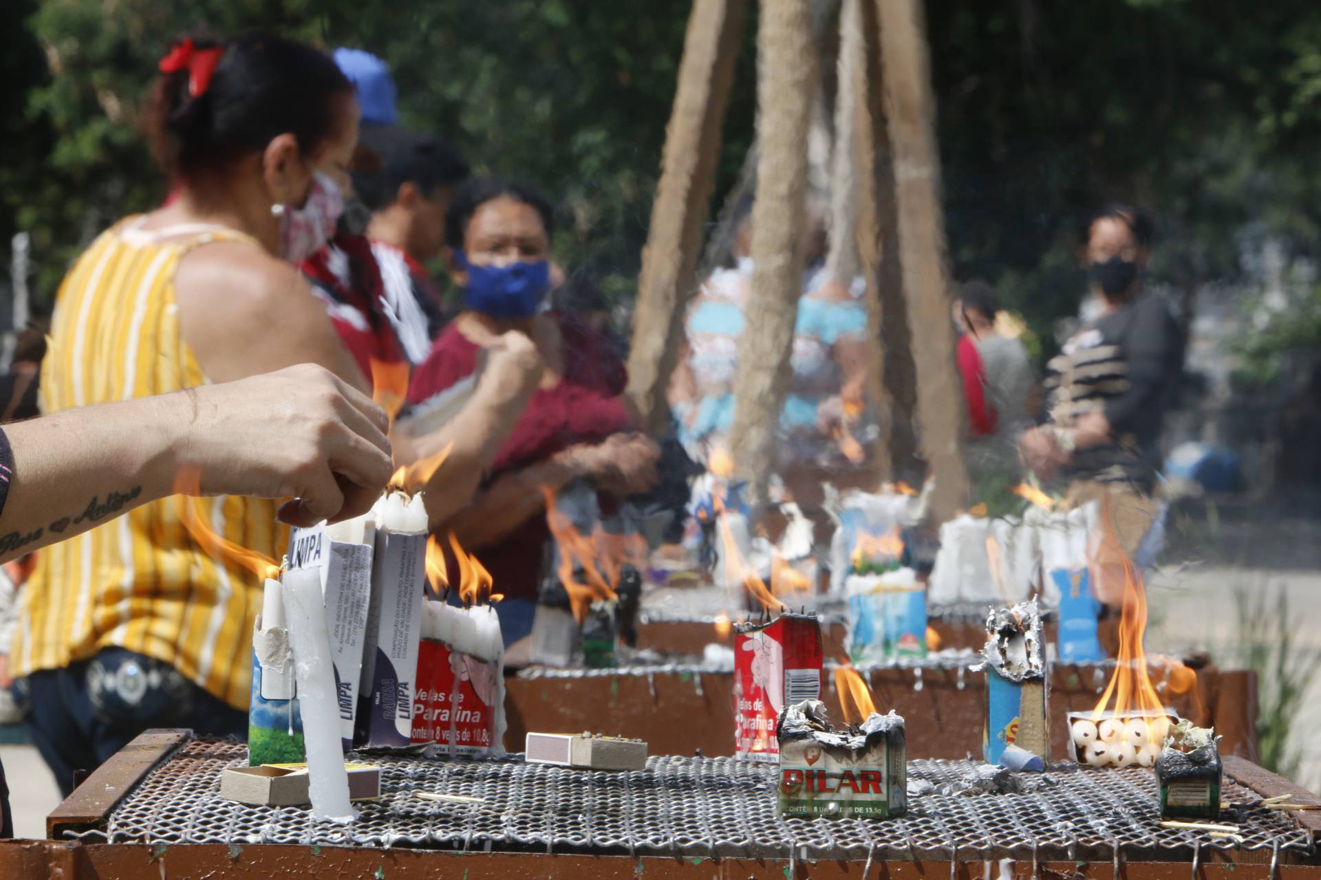 Fam&iacute;lias redobraram os cuidados para prestar as homenagens aos entes queridos no Dia de Finados, no Cemit&eacute;rio do Caju - Reginaldo Pimenta / Ag&ecirc;ncia O Dia