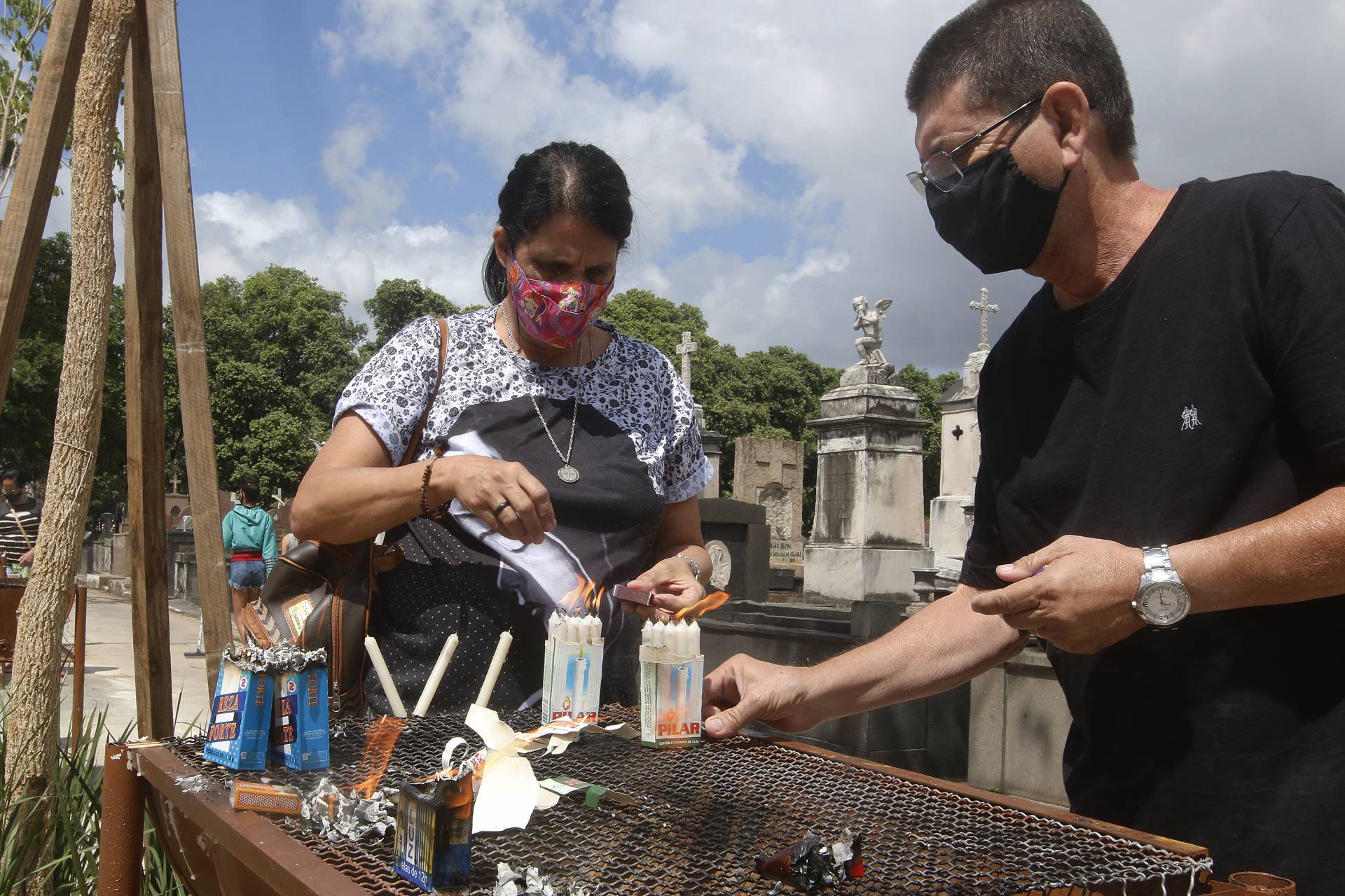 Benedito Miguel e Jeane Oliveira prestam homenagens no Cemit&eacute;rio do Caju - Reginaldo Pimenta / Ag&ecirc;ncia O Dia