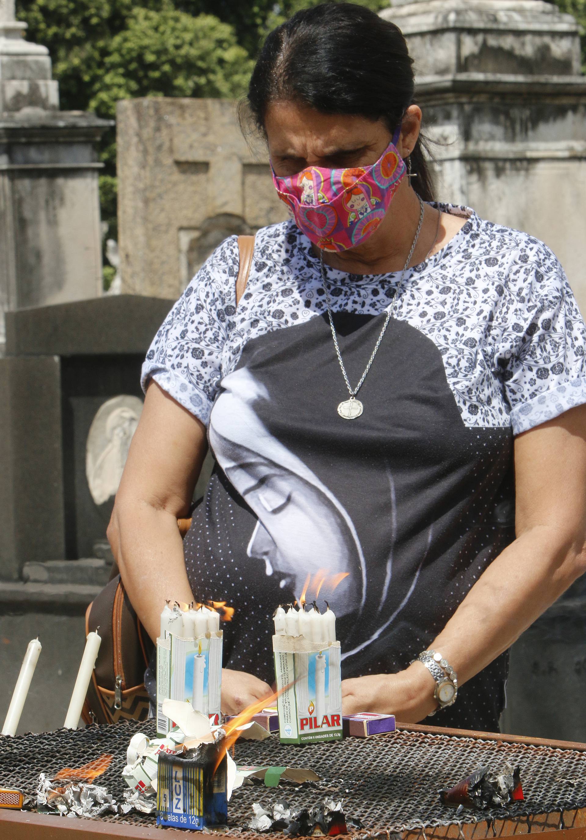 Jeane Oliveira foi prestar homenagens para a m&atilde;e no Cemit&eacute;rio do Caju - Reginaldo Pimenta / Ag&ecirc;ncia O Dia