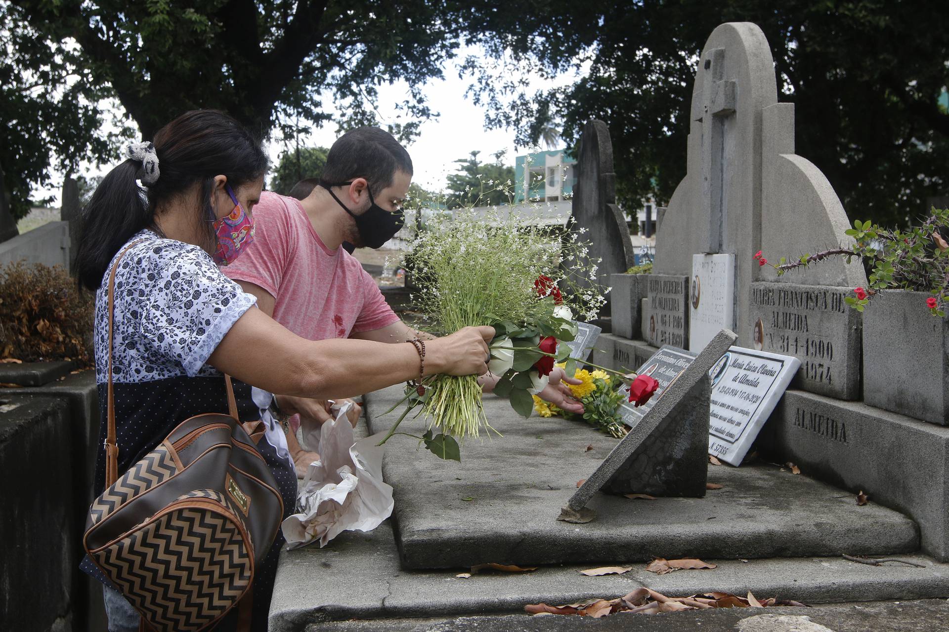 Fam&iacute;lia presta homenagens no Dia de Finados, no Cemit&eacute;rio do Caju - Reginaldo Pimenta / Agencia O Dia