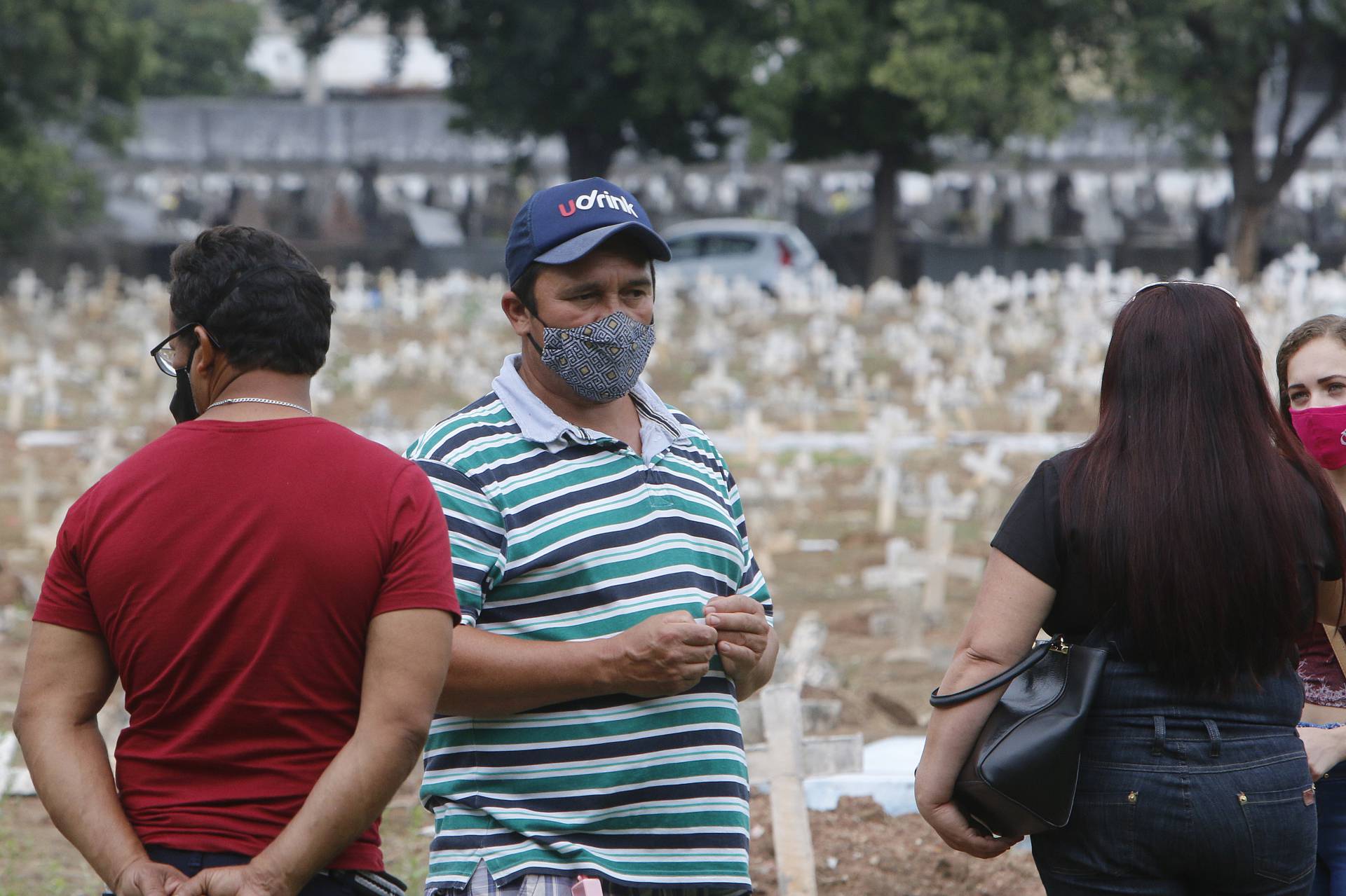 Carlos Alberto ( blusa listrada ) foi prestar homenagem para o irm&atilde;o no Cemit&eacute;rio do Caju - Reginaldo Pimenta / Ag&ecirc;ncia O Dia