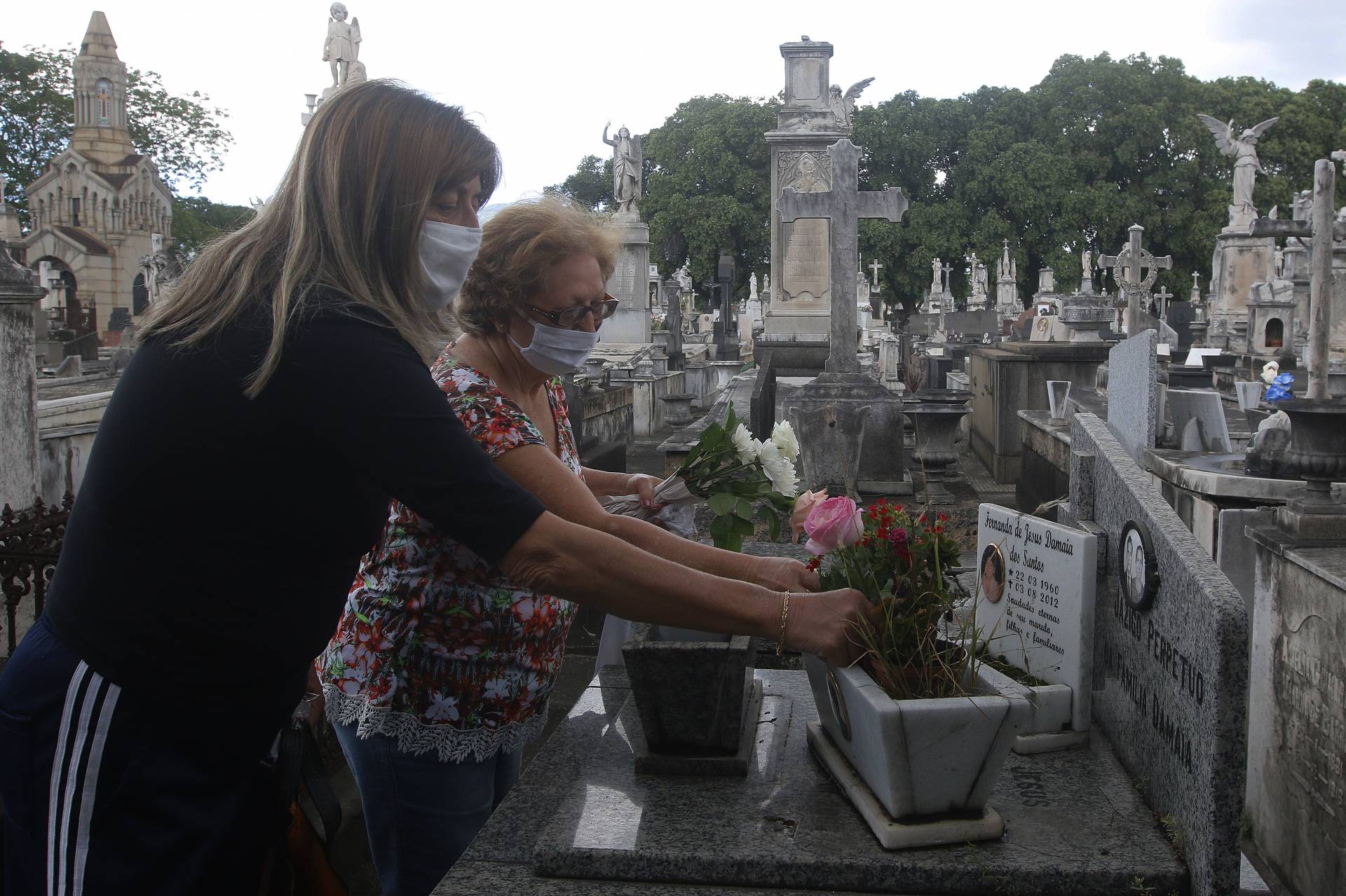 Teresa Cristina  e Arminda Domingos redobraram os cuidados para prestar homenagem no Dia de Finados  - Reginaldo Pimenta / Agencia O Dia