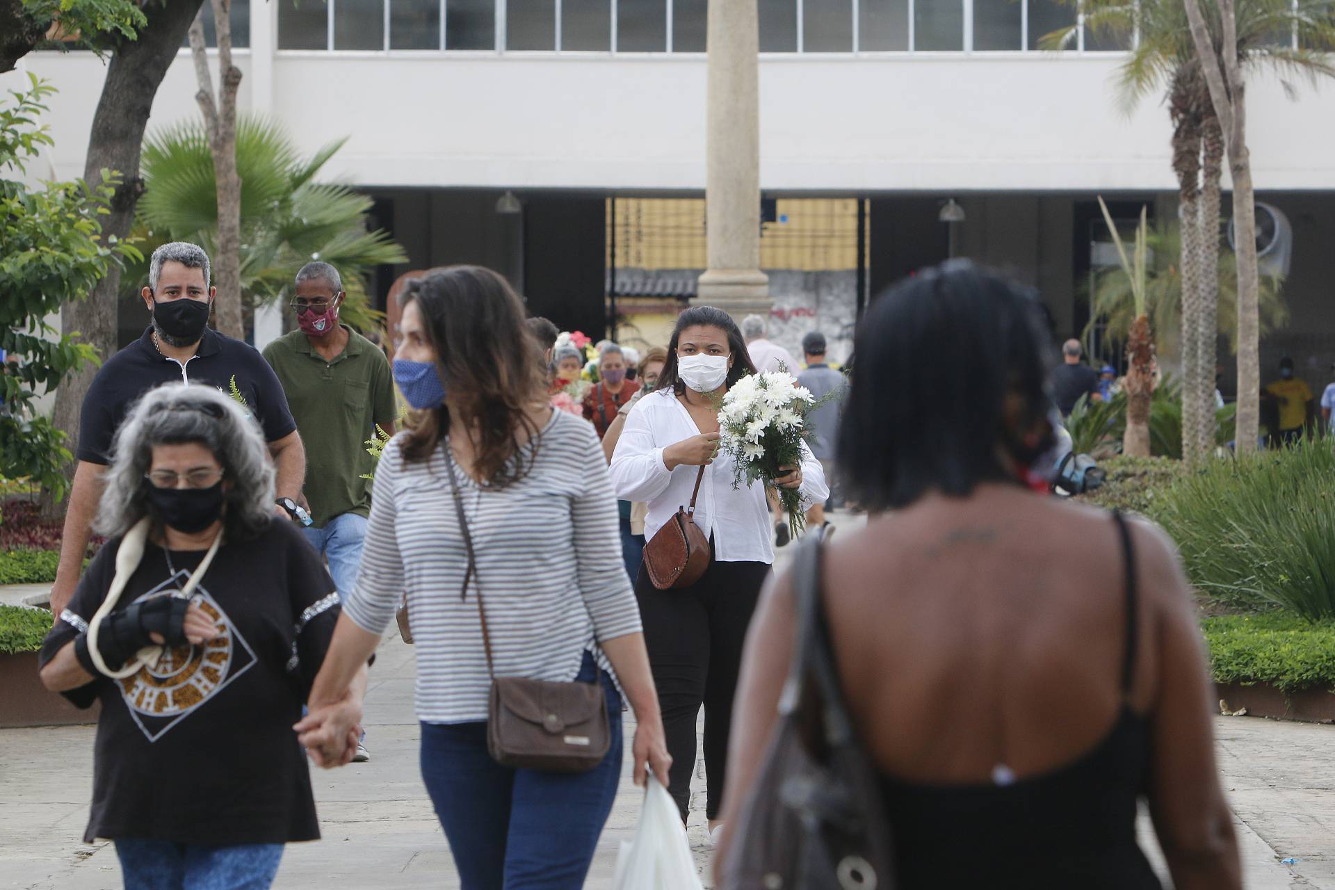 Movimenta&ccedil;&atilde;o no Cemit&eacute;rio do Caju, na Zona Portu&aacute;ria - Reginaldo Pimenta / Ag&ecirc;ncia O Dia