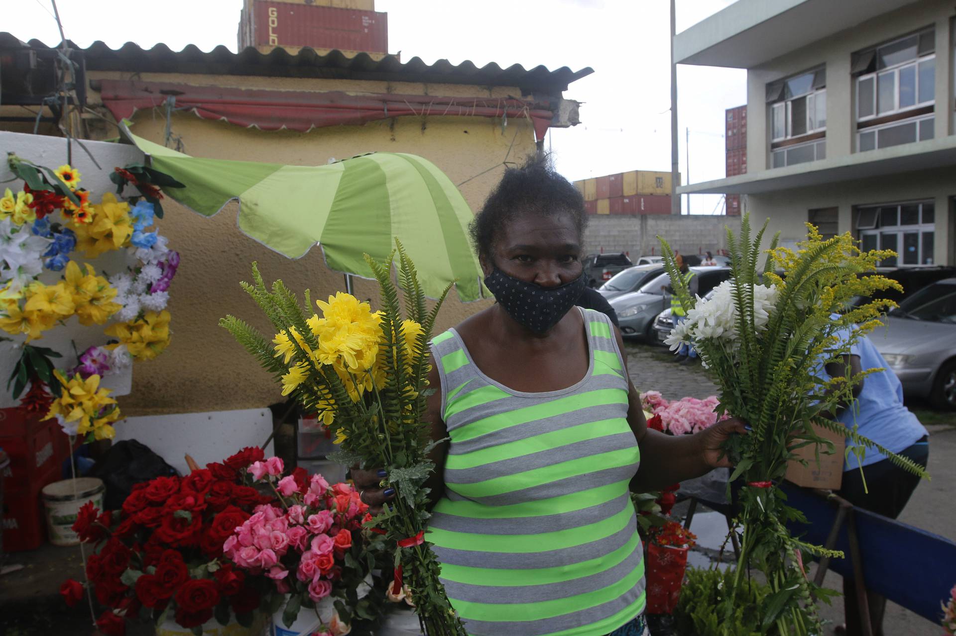 A vendedora de flores Rosimeire Sabino - Reginaldo Pimenta / Ag&ecirc;ncia O Dia