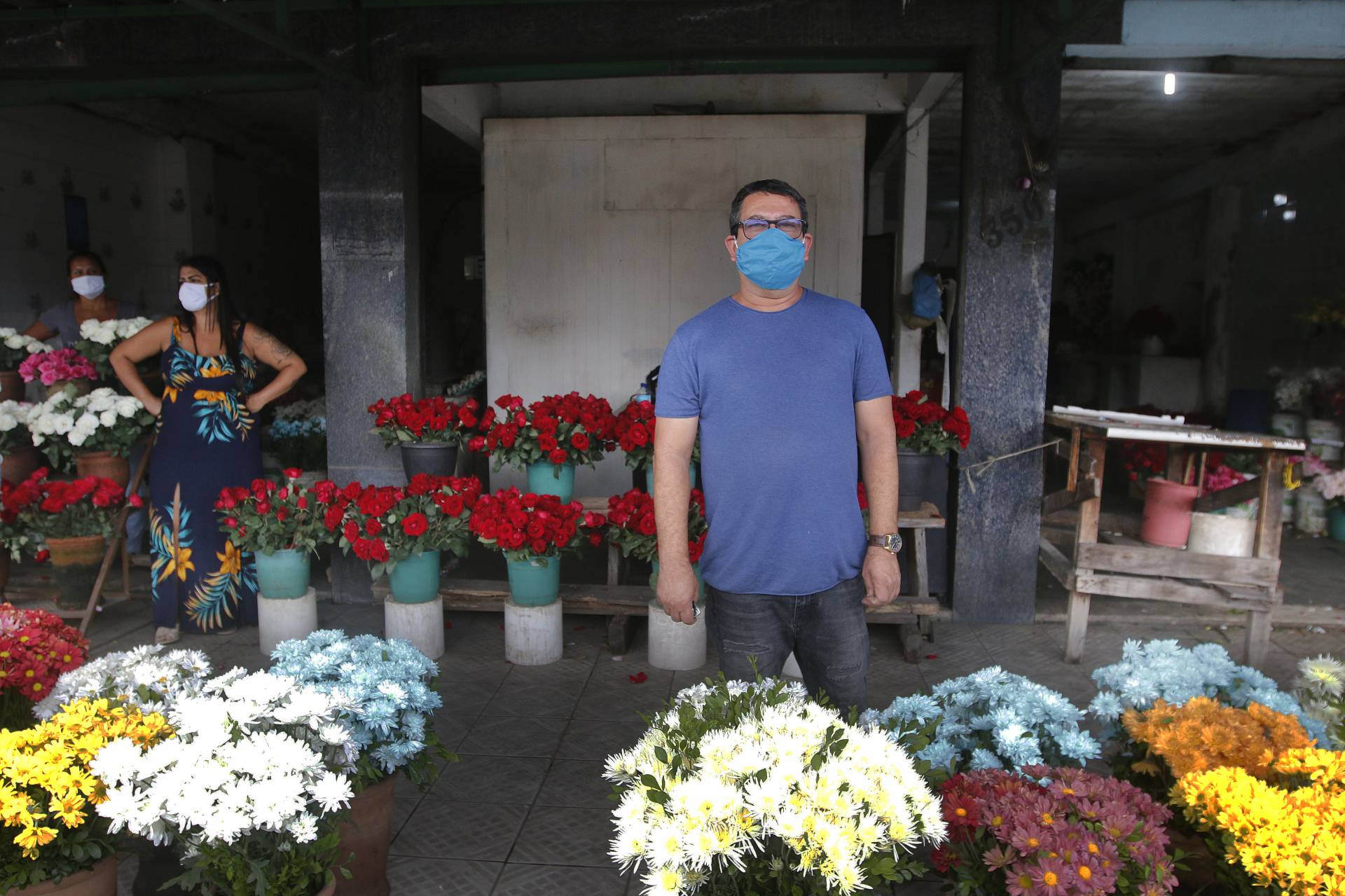 Jo&atilde;o Queiroz &eacute; dono de uma floricultura em frente ao Cemit&eacute;rio do Caju - Reginaldo Pimenta / Agencia O Dia