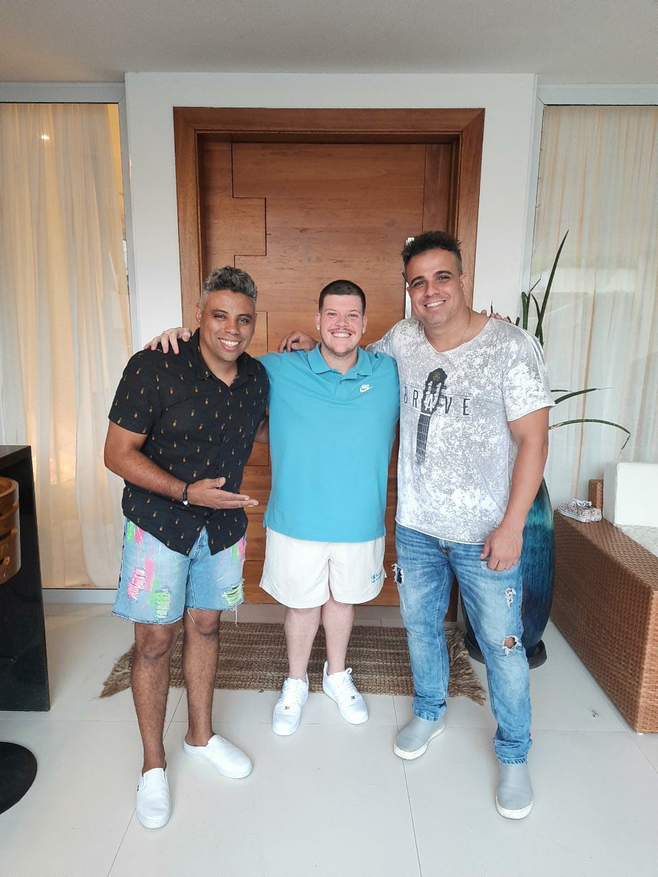 Ferrugem com integrantes da Banda Manda V - Divulgação/Mauricio de Castro Krauter