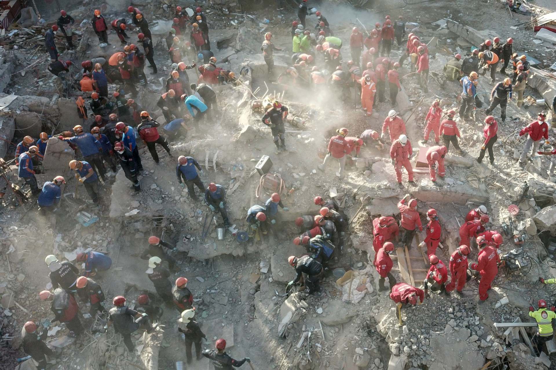 A menina foi retirada dos escombros entre aplausos, no distrito de Bayrakli, o mais afetado na Turquia pela terremoto da última sexta-feira (30)
 - Ozan KOSE / AFP