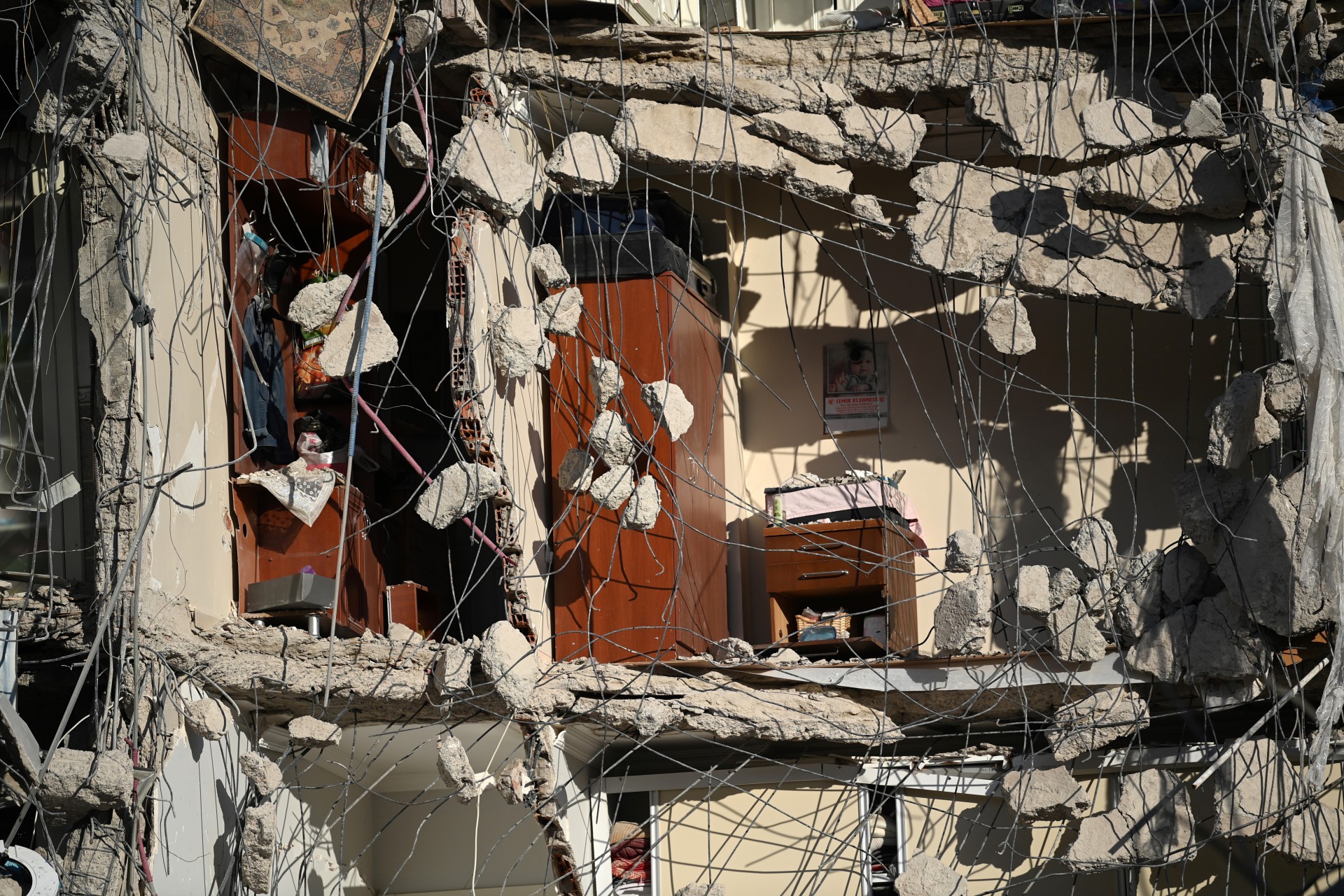 A menina foi retirada dos escombros entre aplausos, no distrito de Bayrakli, o mais afetado na Turquia pela terremoto da última sexta-feira (30) - OZAN KOSE / AFP