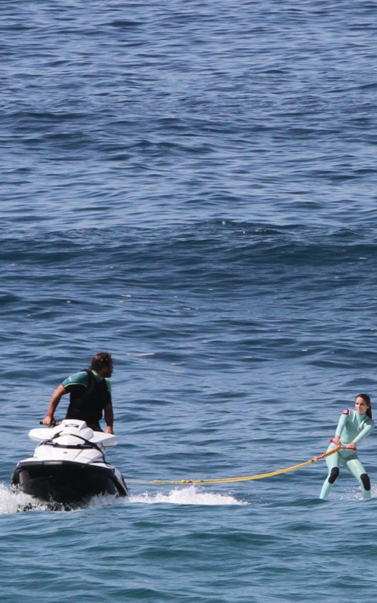 Isabella Santoni e o namorado, Caio Vaz, andam de jet-ski em praia do Rio