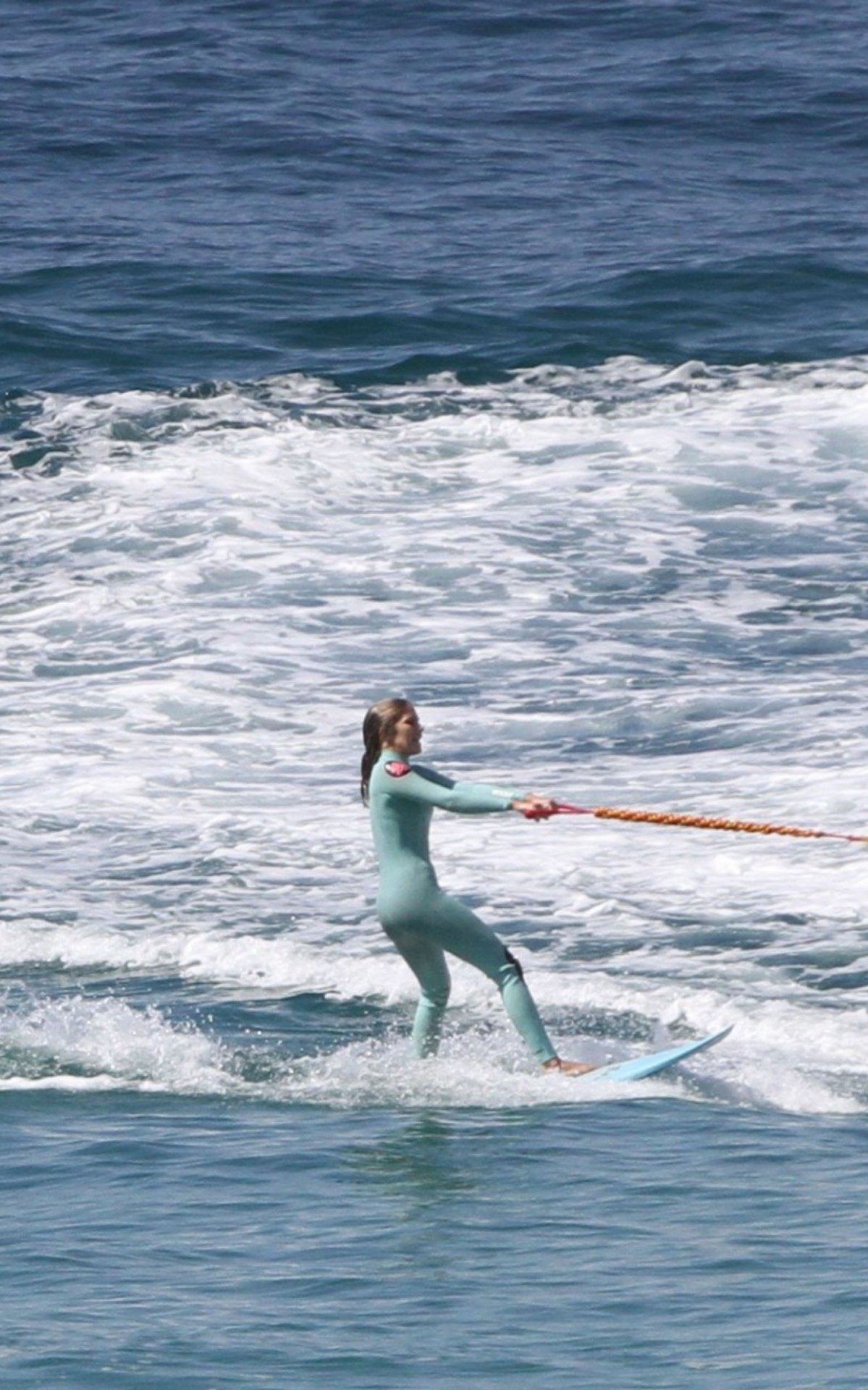 Isabella Santoni e o namorado, Caio Vaz, andam de jet-ski em praia do Rio