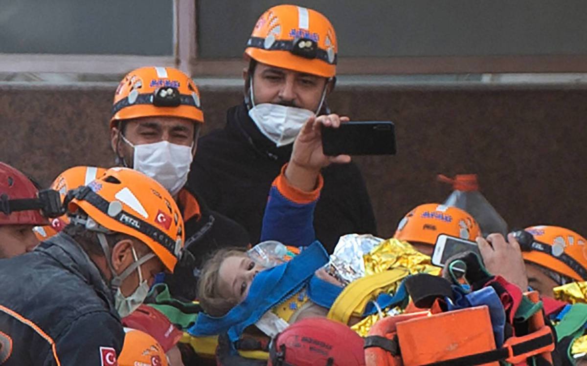 A menina foi retirada dos escombros entre aplausos, no distrito de Bayrakli, o mais afetado na Turquia pela terremoto da &uacute;ltima sexta-feira (30) - Yasin AKGUL / AFP