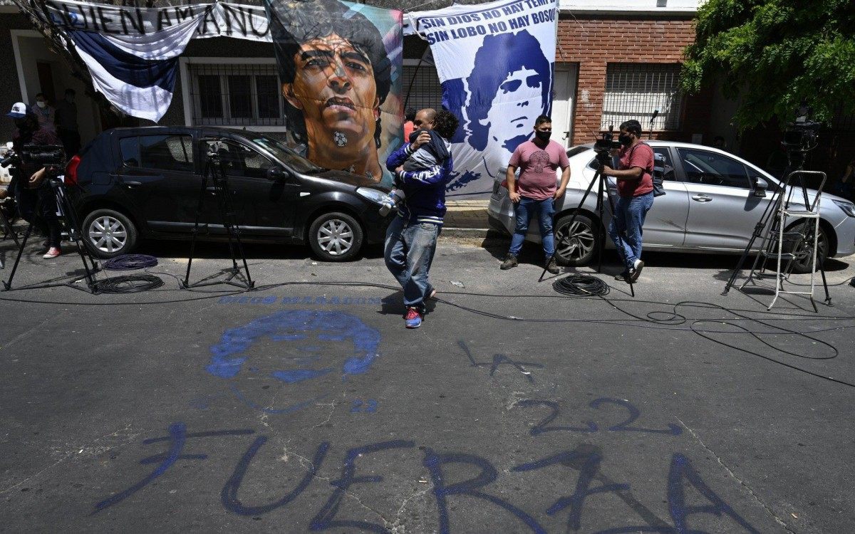 Plantão feito por jornalista e torcedores na frente do hospital onde está internado Diego Maradona - AFP