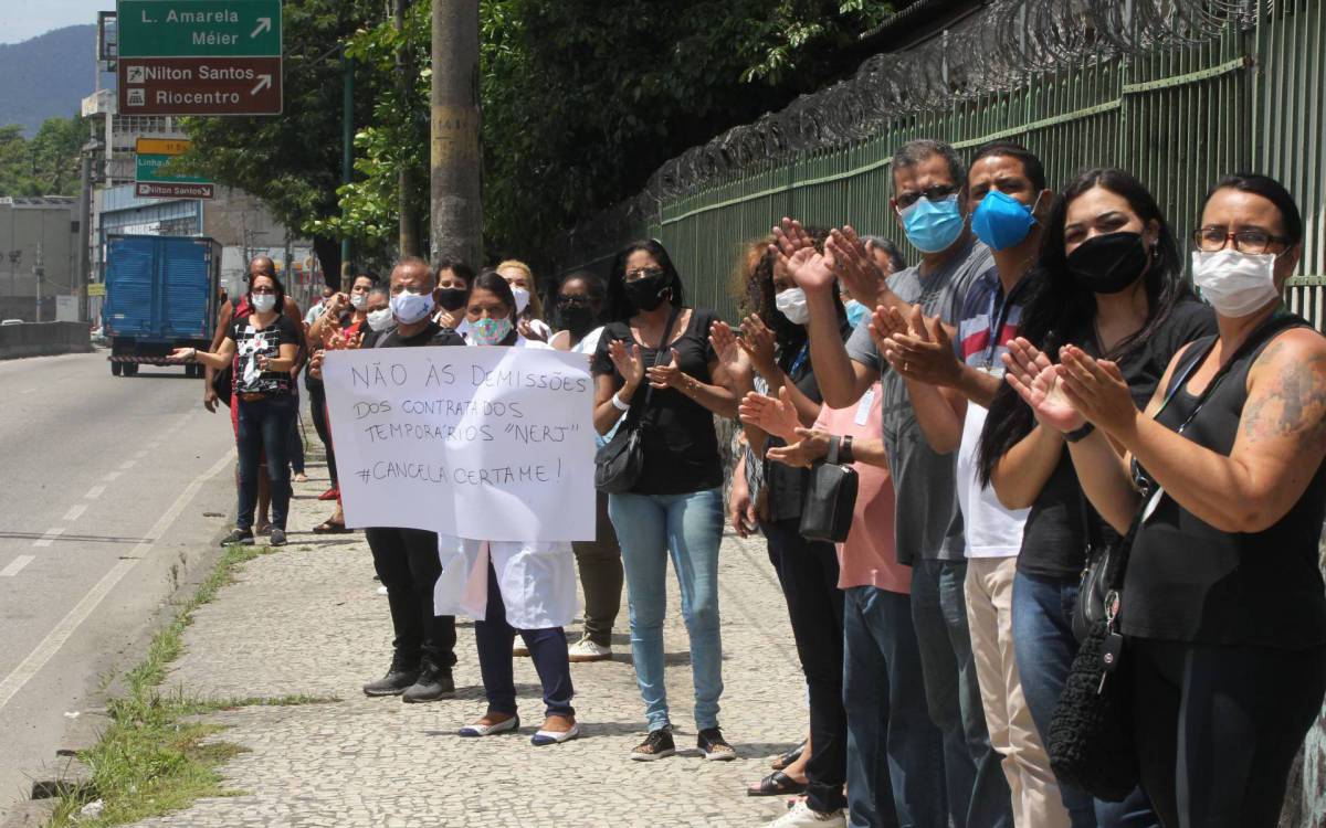 Rio - 03/11/20 - Ato na porta e abra&ccedil;o ao Hospital de Bonsucesso.    Foto:Estefan Radovicz / Ag&ecirc;ncia O Dia
      Byline