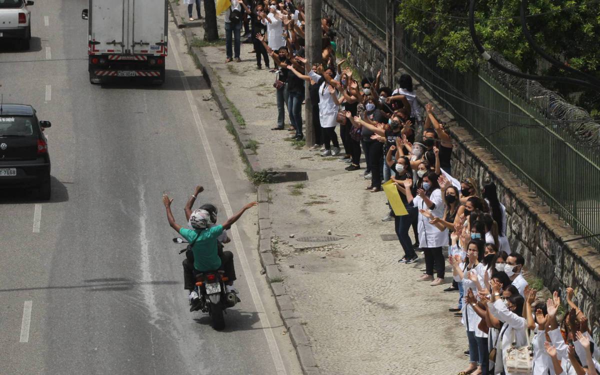 Rio - 03/11/20 - Ato na porta e abra&ccedil;o ao Hospital de Bonsucesso.    Foto:Estefan Radovicz / Ag&ecirc;ncia O Dia
      Byline