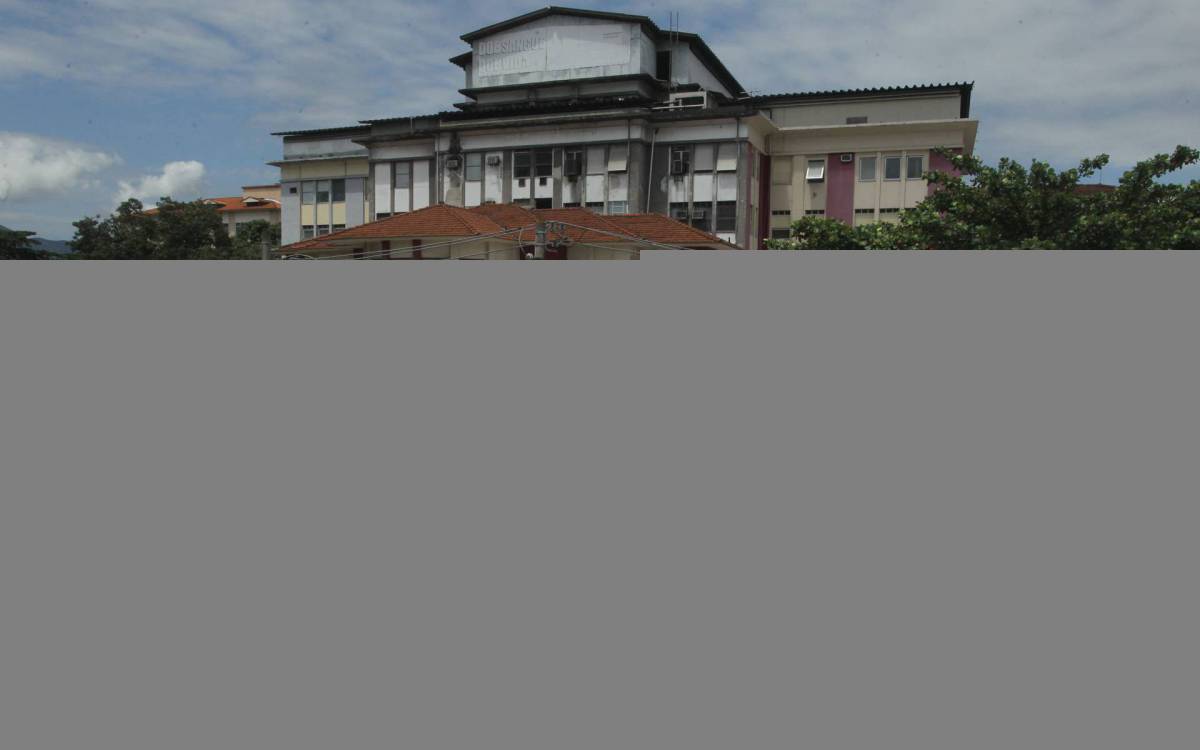 Rio - 03/11/20 - Ato na porta e abra&ccedil;o ao Hospital de Bonsucesso.    Foto:Estefan Radovicz / Ag&ecirc;ncia O Dia
      Byline