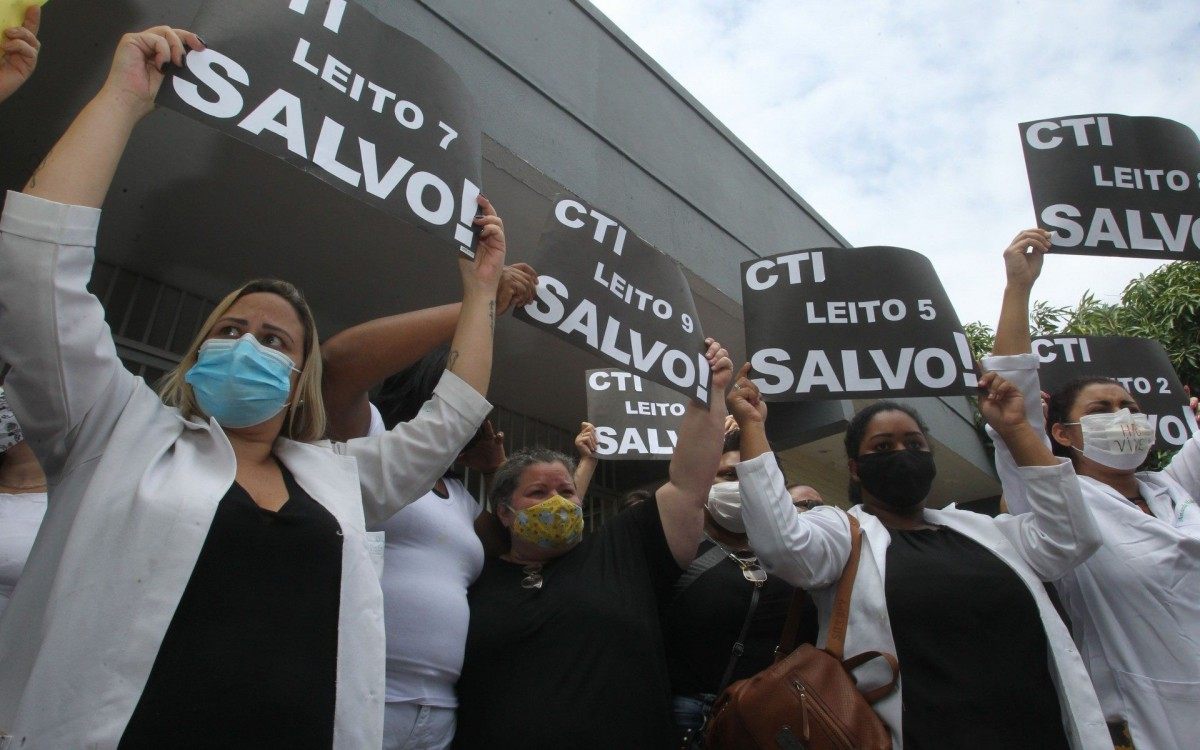 Rio - 03/11/20 - Ato na porta e abra&ccedil;o ao Hospital de Bonsucesso.     Foto:Estefan Radovicz / Ag&ecirc;ncia O Dia
      Byline