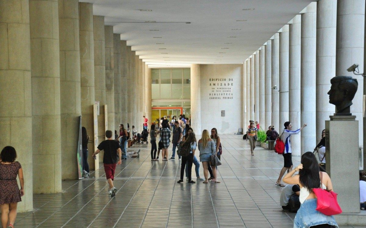 Famosos pilotis da PUC